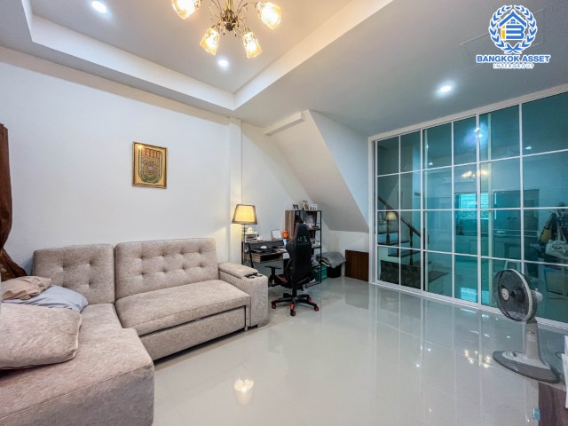 *****ทาวน์เฮ้าส์มือสองกรุงเทพฯ ม.ซอยสุขนิรันดร์ แจ้งวัฒนะ10 เนื้อที่ 18 ตร.ว. ฟังก์ชัน 2 ห้องนอน 2 ห้องน้ำ 1 ที่จอดรถ แถมฟรี! 2 เครื่องปรับอากาศ บนทำเลใกล้สนามบินดอนเมือง เพียง 10 นาทีก็ถึงรถไฟฟ้าสายสีแดง "สถานีหลักสี่" และทางด่วน "อุตราภิมุข" จองเลย!